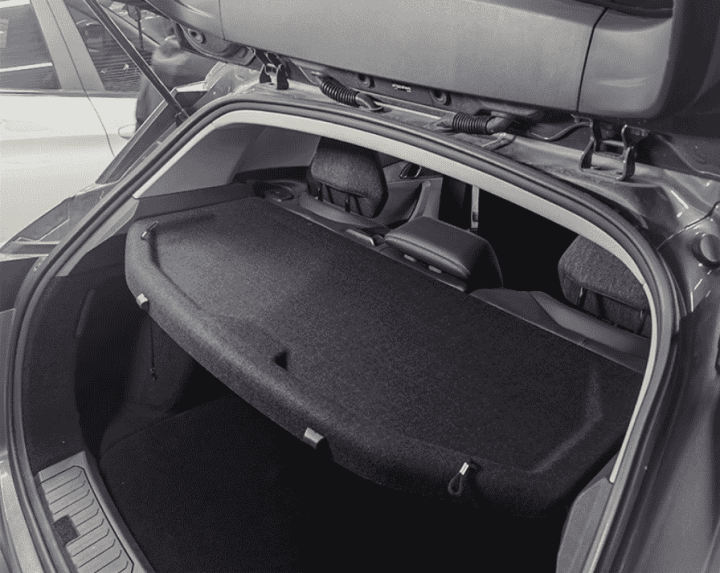 Tấm ngăn cốp Lynk & Co 06